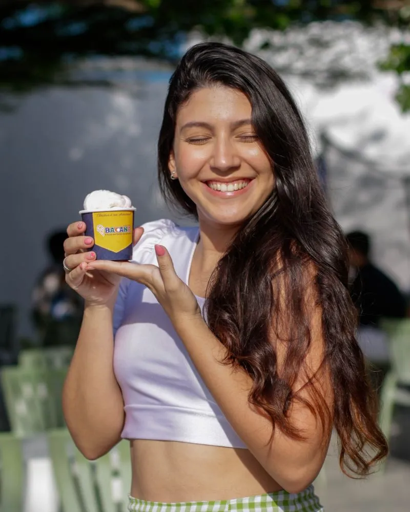 Garota com sorvete
